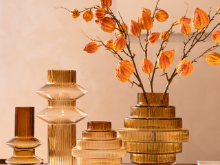 "Bình hoa như nét chấm phá dịu dàng, mang hơi thở thiên nhiên vào từng góc nhỏ, làm bừng sáng không gian sống."