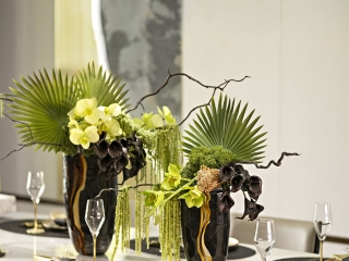 Trang trí nội thất với bình hoa xanh 