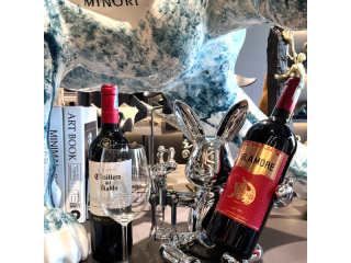 Tượng decor trang trí để bàn là loại phụ kiện trang trí được sử dụng để tạo điểm nhấn cho bàn trang trí trong không gian sống.