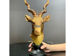 Tượng đầu linh dương vàng là một loại decor để bàn được thiết kế với hình ảnh đầu con linh dương được mạ vàng
