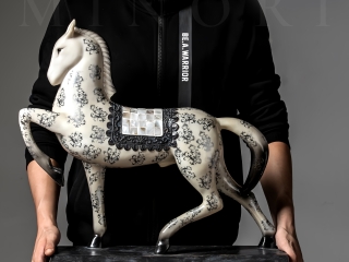 Quà tặng tân gia: Mang Lại Hạnh Phúc và May Mắn Cho Ngôi Nhà Mới