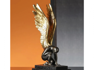 Tượng thiên thần cánh vàng là một tác phẩm trang trí nghệ thuật độc đáo.