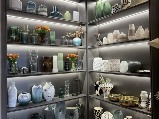 Showroom đồ trang trí với phong cách hiện đại đã có mặt tại Bình Dương. Những sản phẩm mang đầy tính ý nghĩa, tuy hiện đại nhưng không kém phần đơn điệu về phần nghệ thuật